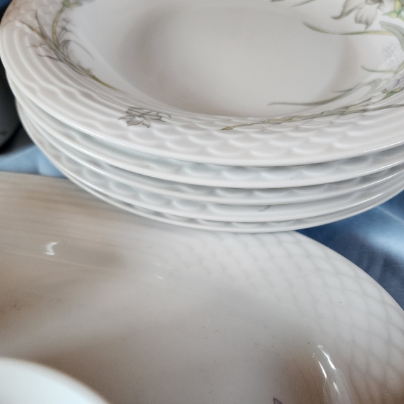 Beautiful China PearlSet Of 5 Cups & Saucers,Salad Plates, sugar bowl & creamer - Picture 4 of 13